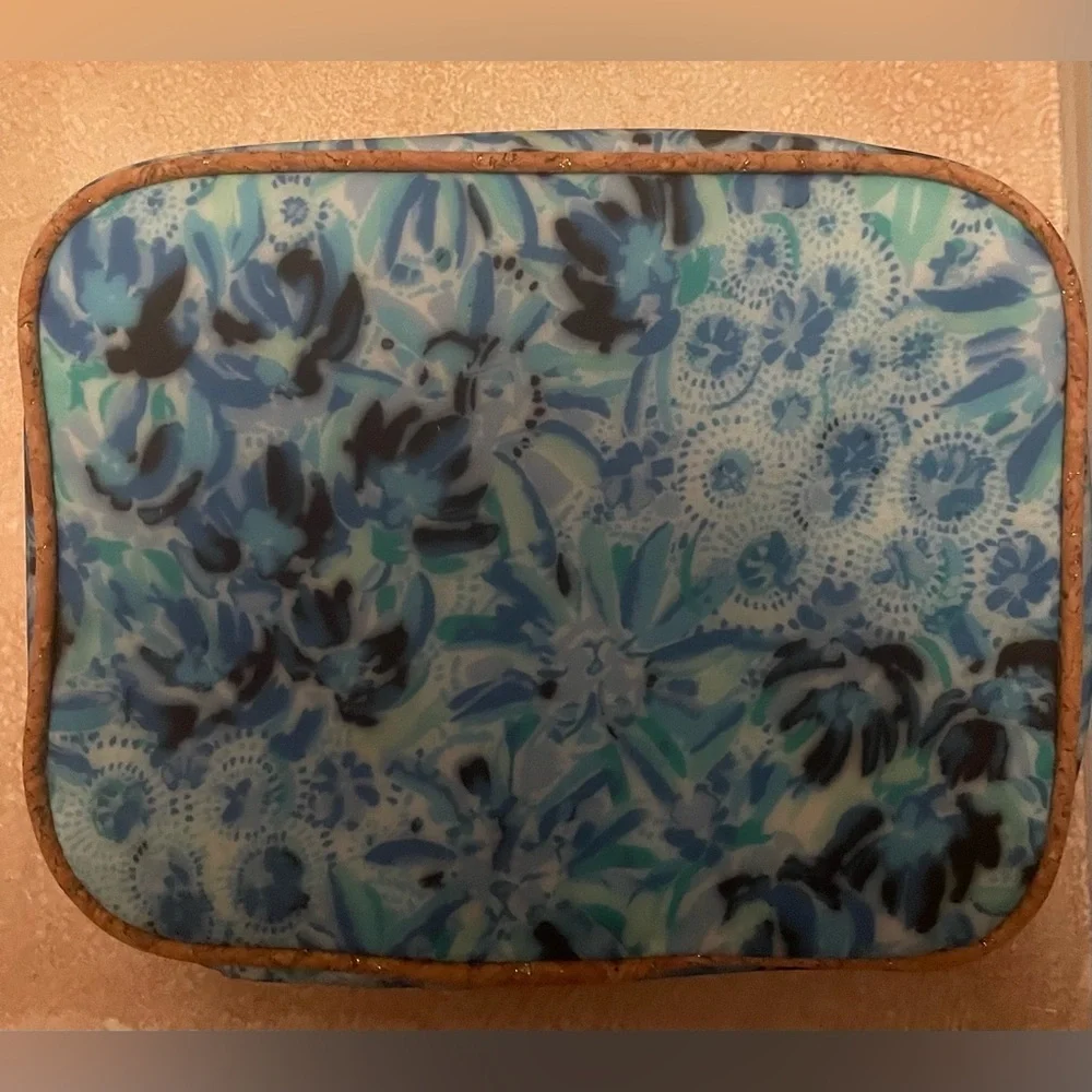New Lilly Pulitzer Wave After Wave blue patterned insulated lunch box, no strap